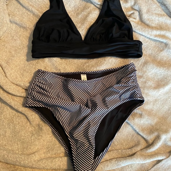 Beachsissi NWOT 2 piece halter style swim suit - Picture 1 of 3